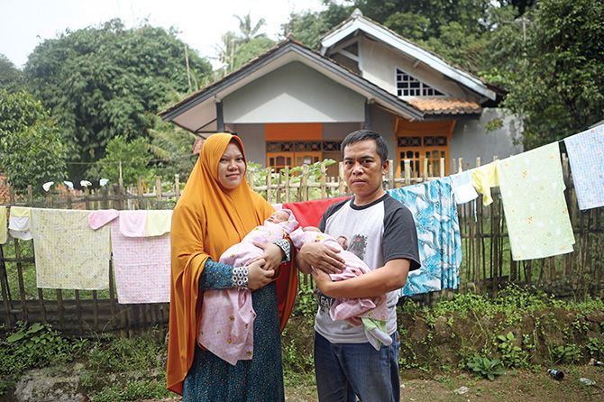 Elis Nurlatifah (kiri) dan Dede Wahyudin menggendong bayi kembarnya Muhammad Prabowo dan Muhammad Sandiaga, di kediamannya, Bandung Barat Minggu (24/3/19). - Image