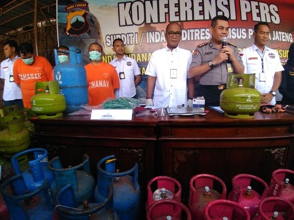 GAS MELON: Konferensi pers kasus pengoplosan gas melon di Kantor Ditreskrimsus Polda Jateng, Kota Semarang, Kamis (28/3). - Image