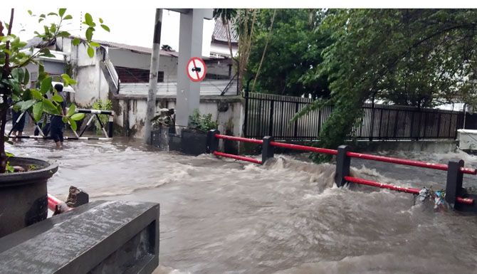 MELUAP: Hujan dengan intensitas tinggi membuat sejumlah wilayah di Kota Malang kebanjiran, Kamis (28/3). - Image