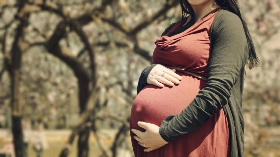 Saat Iti hamil, dua rahimnya sama-sama terisi janin. Satu janin di rahim yang satu dan dua janin di rahim yang lain. Karena itulah, meski sudah melahirkan bayi laki-laki, dia masih hamil bayi kembar juga - Image