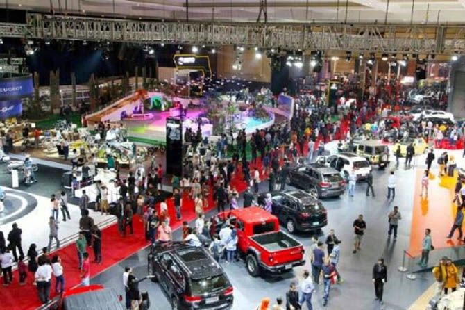 Keramaian area pameran IIMS 2018 di booth merk-merk mobil di Tanah Air - Image
