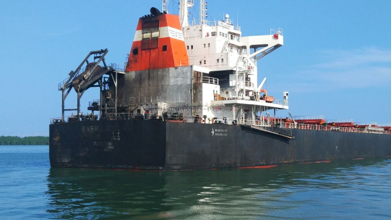 TERANG BENDERANG: Hasil rilis KNKT, jangkar kapal MV Ever Judger menjadi penyebab patahnya pipa minyak mentah milik Pertamina dan mencemari Teluk Balikpapan. - Image