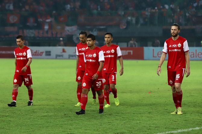 Steven Paulle (paling kanan) dimainkan sebagai striker saat Persija tertinggal 0-1 dari Kalteng Putra, Kamis (28/3) sore WIB - Image
