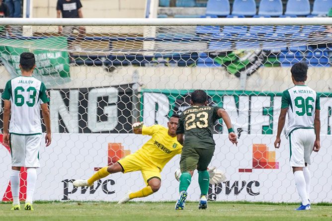 Abdul Rohim dikenal cukup piawai dalam menghalau bola tendangan penalti. - Image