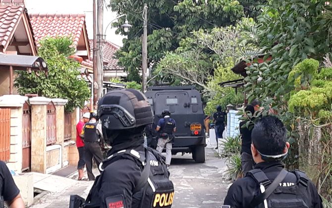 Ilustrasi penangkapan terduga teroris. - Image