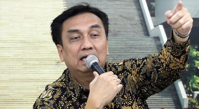 Politikus PDIP Effendi Simbolon mengatakan, saat ini Jokowi terlalu dikendalikan Tim Sekoci yang hanya ramai dipermukaan tapi membuat jauh dari sentuhan masyarakat. - Image