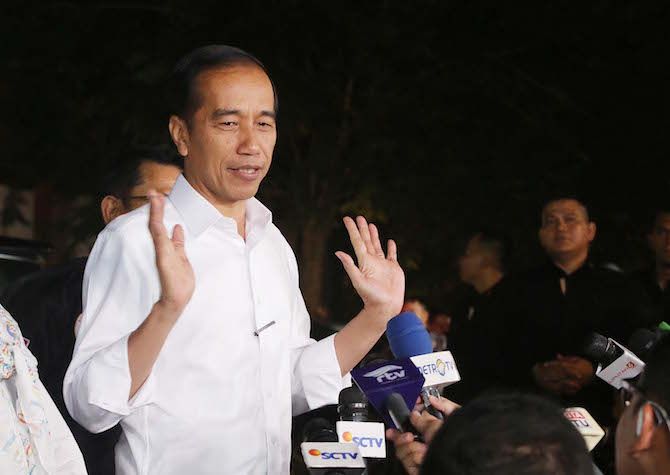 Calon presiden nomor urut 01 Joko Widodo alias Jokowi langsung menggelar konsolidasi terkahir di Hotel Blorobudur jelang akan digelarnya debat cawapres. - Image