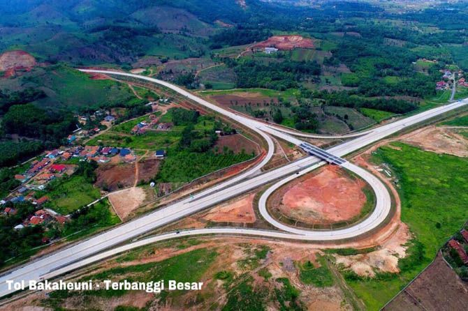 Presiden Joko Widodo didampingi sejumlah pejabat meresmikan pengoperasian ruas tol Bakauheni-Terbanggi Besar, Jumat (8/3) - Image