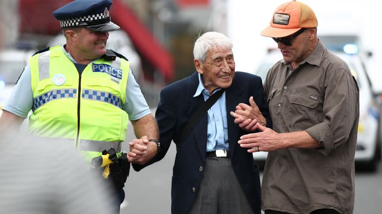 Seorang veteran Perang Dunia II John Sato, 95, mengatakan, ia sangat sedih dengan serangan masjid yang mengerikan di Christchurch, Selandia Baru. Dia mengaku naik empat bus untuk menghadiri pawai solidaritas melawan rasisme di Auckland - Image