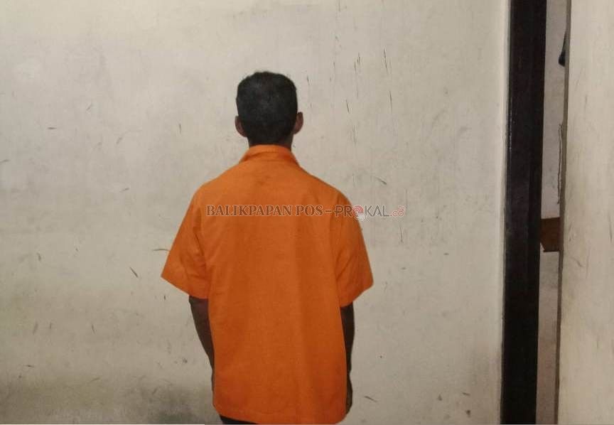 KETERLALUAN: Andi Tahir, kakek 51 tahun yang tega menyetubuhi anak yang masih duduk di bangku kelas IV SD. - Image