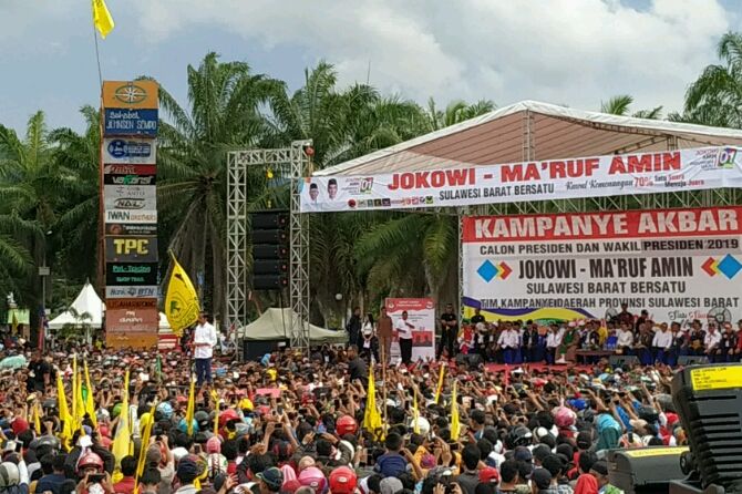 Kampanye Jokowi di Mamuju, Sulawesi Barat, Kamis (28/3). Jokowi berjanji merampungkan pembangunan infrastruktur yang dibutuhkan masyarakat setempat. - Image
