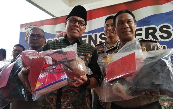 Kapolda Sumsel, Irjen Zulkarnain Adinegara saat menunjukkan barang bukti. - Image