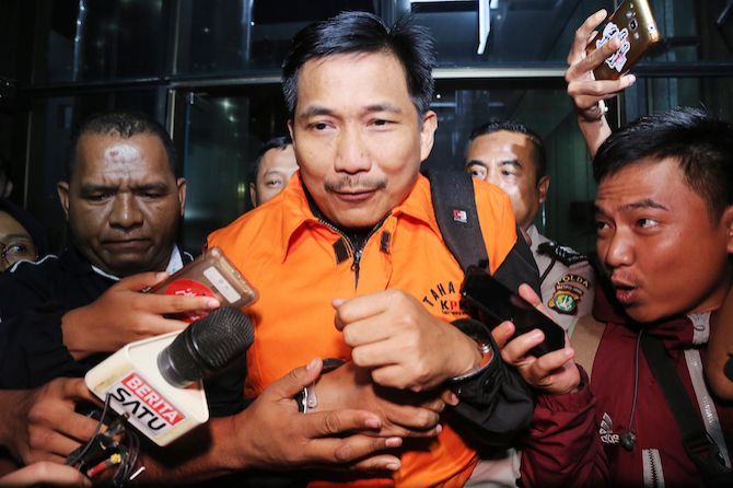Tersangka penerima suap Bowo Sidik Pangarso keluar dari Gedung KPK, Jalan Kuningan Persada, Jakarta Selatan, Kamis (28/3). - Image