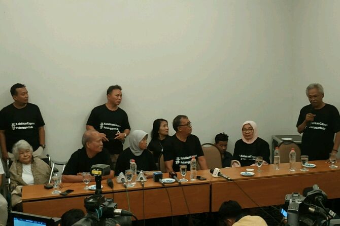 Keluarga korban penculikan dan penghilangan paksa konferensi pers mendukung Jokowi, Rabu (13/3). - Image