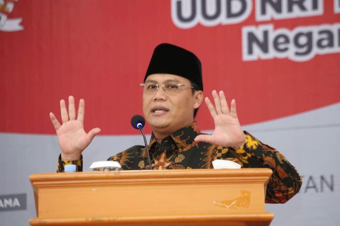 Wakil Ketua MPR RI, Ahmad Basarah mengajak bangsa Indonesia mensyukuri dan merawat Pancasila dan keberagamaan yang ada. Itu ia tegaskan karena menurutnya masih ada propaganda Islam versus Nasionalis. - Image