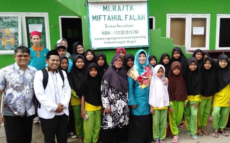 Anggota DPRD Provinsi Jawa Barat, Isbudi Widuri ketika bersilaturahmi dengan warga Kabupaten Bogor, Jawa Barat. - Image