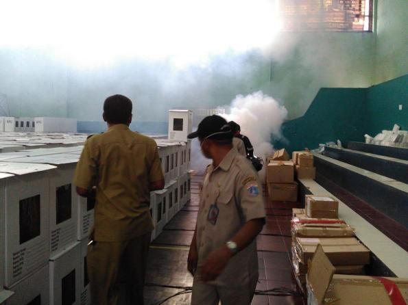 Petugas tengah melakukan penanganan terhadap kotak suara yang rusak. - Image