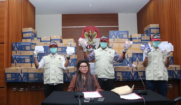 KPK menemukan 84 kardus berisi 400 ribu amplop berisikan uang dalam pecahan Rp 50 ribu dan Rp 20 ribu milik Bowo Pangarso. - Image