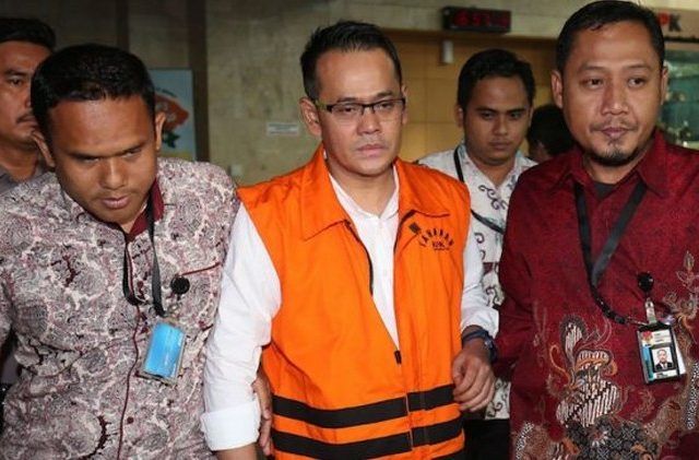 Tersangka kasus suap proyek bakamla, Fahmi Darmawansyah (berbaju oranye) usai menjalani persidangan beberapa waktu lalu. - Image