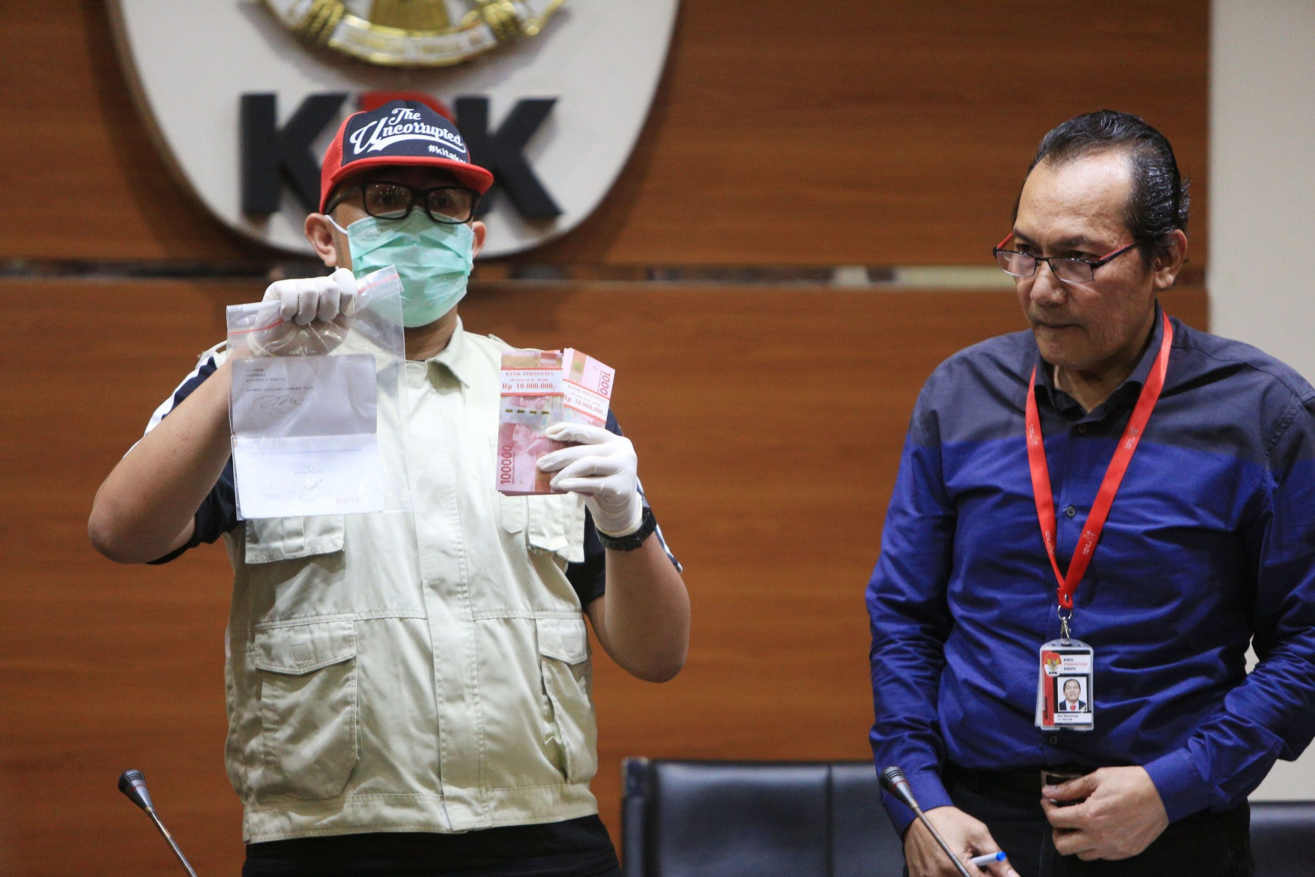 ILUSTRASI. Wakil Ketua Komisi Pemberantasan Korupsi (KPK) Saut Situmorang menunjukkan barang bukti kasus suap. - Image