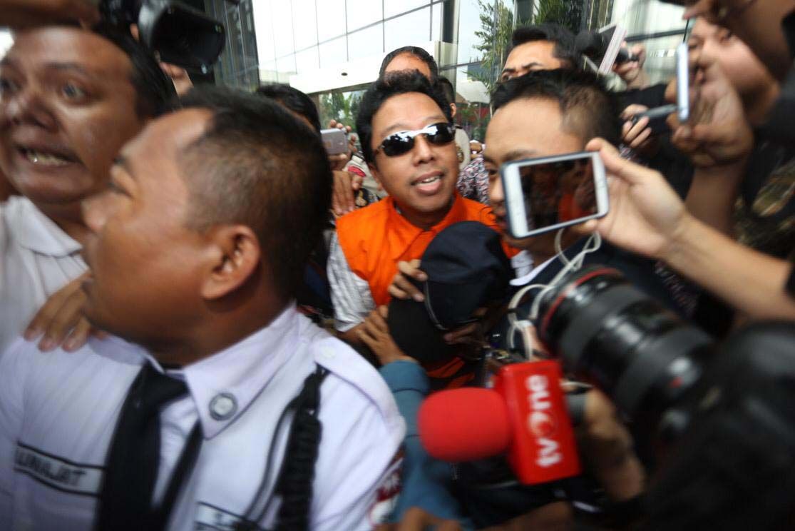 Ketua Umum PPP Romahurmuziy, saat akan menjalani penahanan perdana terkait kasus yang melilitnya, Sabtu (16/3) - Image