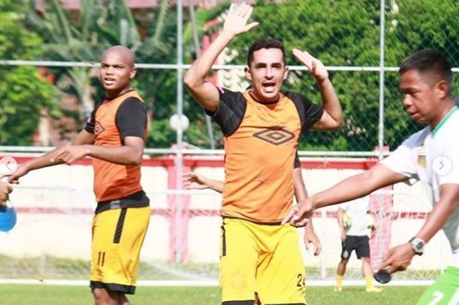 Esquerdinha (tengah) sesuai dengan skema permainan yang diterapkan Angel Alfredo Vera - Image