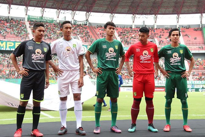 Jersey Persebaya musim ini masih menggunakan motif croco yang sudah digunakan sejak 2017. - Image