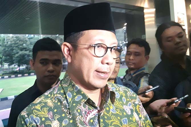 Mentor Agama Lukman Hakim Syaifuddin, saat memberikan keterangan kepada wartawan usai kantornya digeledah penyidik KPK, Senin (18/3) - Image