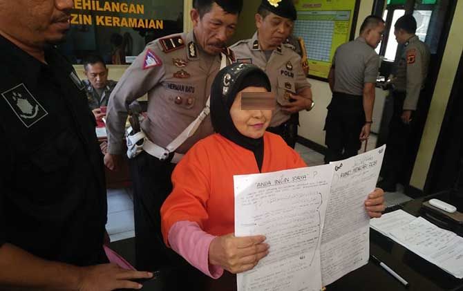 Tampang, tersangka penggandaan uang dalam ekspos di Mapolsek Bontoala, Makassar, Kamis (28/3). - Image