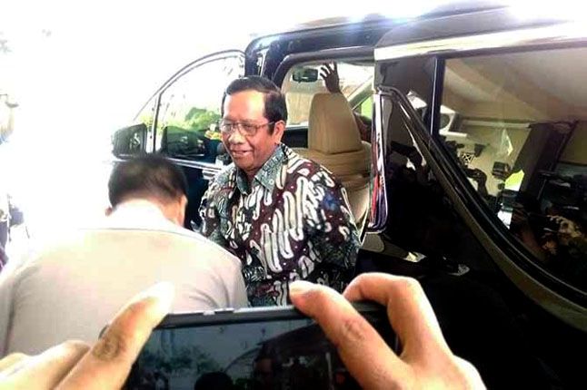 LAPORAN: Mantan Ketua Mahkamah Konstitusi (MK) Mahfud MD melaporkan salah satu akun medsos ke Polres Klaten, Jumat (1/3). - Image