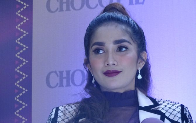 Ussy Sulistiawaty tak kapok main film horor. Walau, ia harus akting kesurupan dan berdarah. - Image