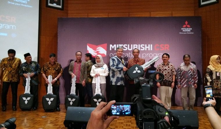 Petinggi Mitsubishi menyerahkan mobil Pajero untuk SMK. - Image