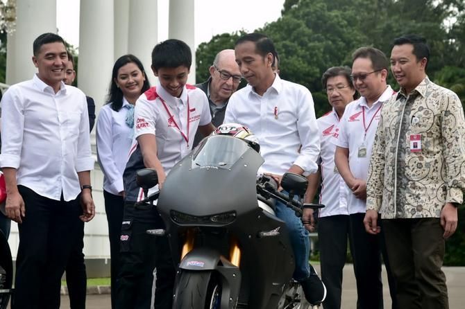 Presiden Joko Widodo menaiki motor 1.000 cc di Istana Kepresidenan Bogor di sela-sela menerima CEO Dorna, Carmelo Ezpeleta - Image