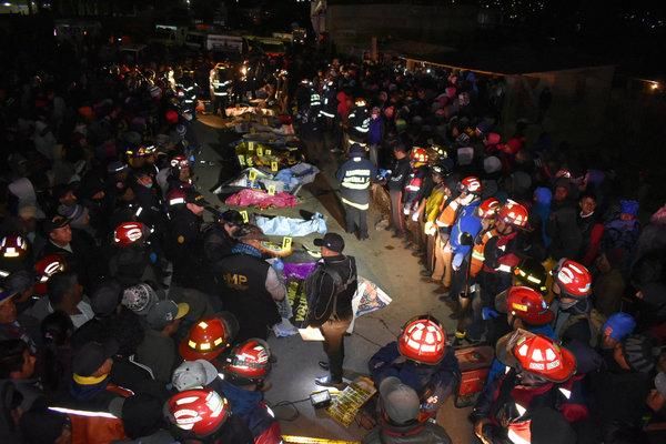 Menonton kecelakaan. Saat itulah sebuah truk melintas di jalanan gelap tersebut dan menabrak orang-orang di sana. Celakanya, sopir truk semitrailer itu tidak berhenti. Dia malah menambah laju kendaraan dan melarikan diri - Image