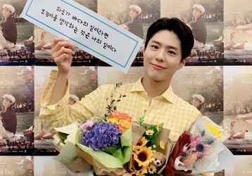 Park Bo Gum usai fan meeting di Jakarta, Sabtu (23/3) - Image