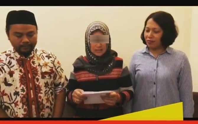KW (tengah) saat menyatakan klarifikasi dan permintaan maaf terkait viralnya video di media sosial. - Image