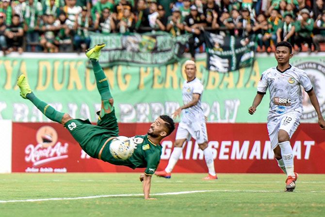 Sepakan akrobatik Manu Jalilov jadi gol pembuka Persebaya lawan Tira-Persikabo. - Image
