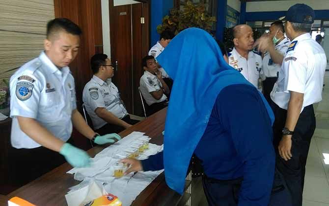 TES URINE: Pegawai di Terminal Tipe A Tirtonadi menjalani tes urine, Jumat (29/3). - Image
