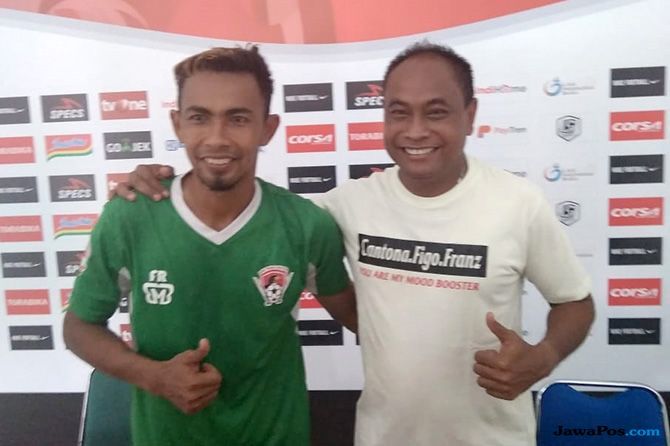 Kas Hartadi (kanan) selangkah lagi tukangi Sriwijaya FC - Image