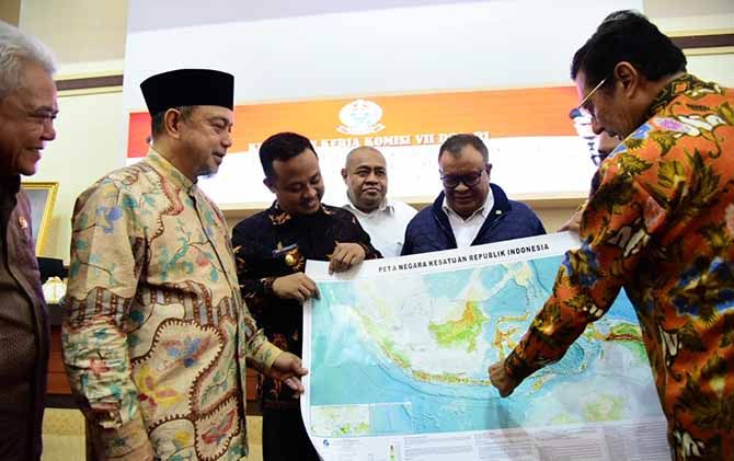 Wagub Sulsel Sudirman Sulaiman memaparkan usulan jaringan listrik untuk pulau-pulau terpencil di Sulsel kepada Ketua Tim Reses Komisi VII DPR RI, Tamsil Linrung, di Makassar, Jumat (29/3). - Image