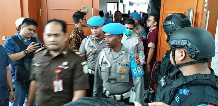 Saksi korban kasus penganiayaan disambut cemooh oleh pendukung Habib Bahar di Aula Perpustakaan Kota Bandung, Kamis (28/3) - Image