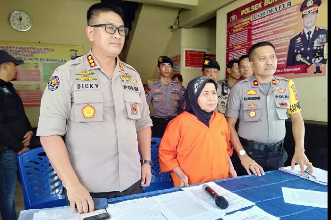 Nenek Tampa, dalam ekspos perkembangan penyidikan di Mako Polsek Bontoala, Jumat (29/3) - Image