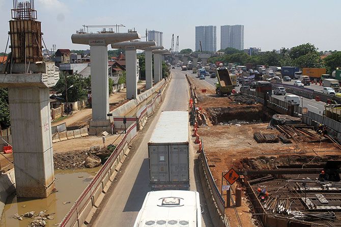 Lokasi proyek elevated tol Jakarta Cikampek dan LRT membuat keselamatan pengendara terancam. - Image