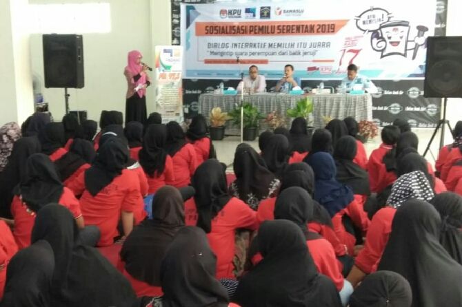 Warga binaan Lapas Perempuan Anak Air diberikan sosialisasi tentang Pemilu - Image