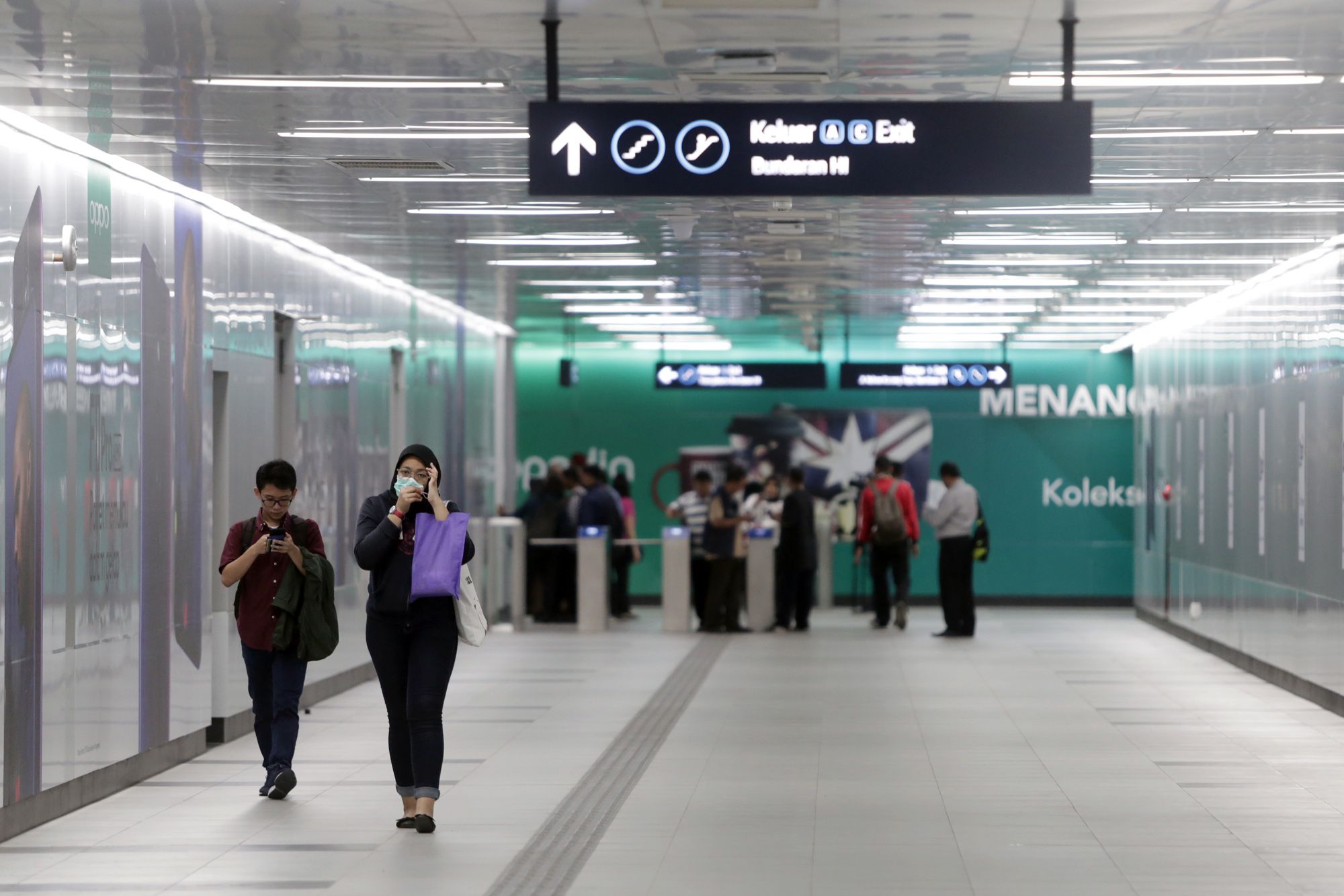 Penumpang MRT Jakarta - Image