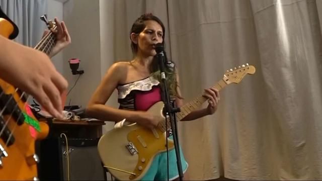 Seorang transgender Malaysia bernama Shika Corona memetik gitarnya di atas panggung Kuala Lumpur. Shika kerap menyanyikan lagu-lagu tentang kehidupan transgender yang unik - Image