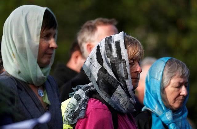 Para perempuan mengenakan hijab untuk menunjukkan dukungan mereka bagi umat Islam. Perdana Menteri Selandia Baru Jacinda Ardern memimpin ribuan pelayat yang berkumpul di Hagley Park di depan Masjid Al Noor, tempat sebagian besar korban meninggal - Image