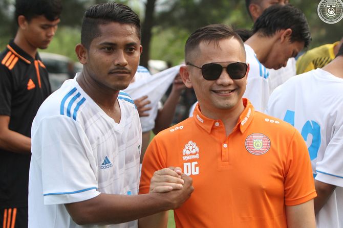 Nurul Zikra bersama Presiden Persiraja, Nazaruddin Dek Gam. Nurul Zikra diberi kesempatan kedua oleh Persiraja - Image