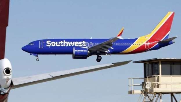 Pesawat Southwest Airlines Boeing 737 Max melakukan pendaratan darurat di Orlando, Florida. Pesawat itu dilaporkan mengalami masalah pada mesinnya - Image