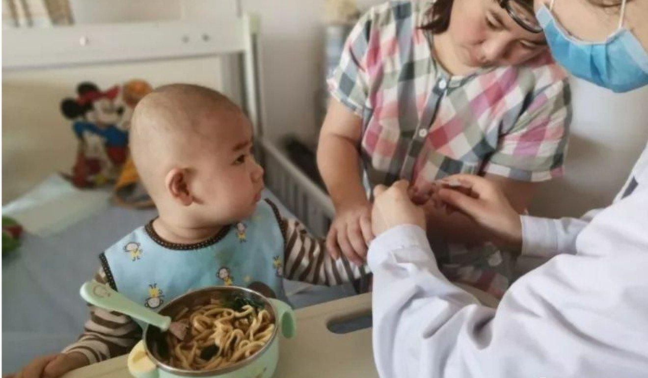 Operasi tulang sumsum membutuhkan sekitar 400 ribu yuan, atau USD 60 ribu. Kisah perjuangan Tang mencari uang untuk operasi anaknya muncul di koran Shandong Qilu Evening News pada hari Minggu - Image